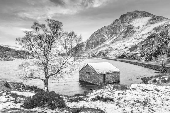 LDS0269  - Snowfall at Llyn Ogwen B&W